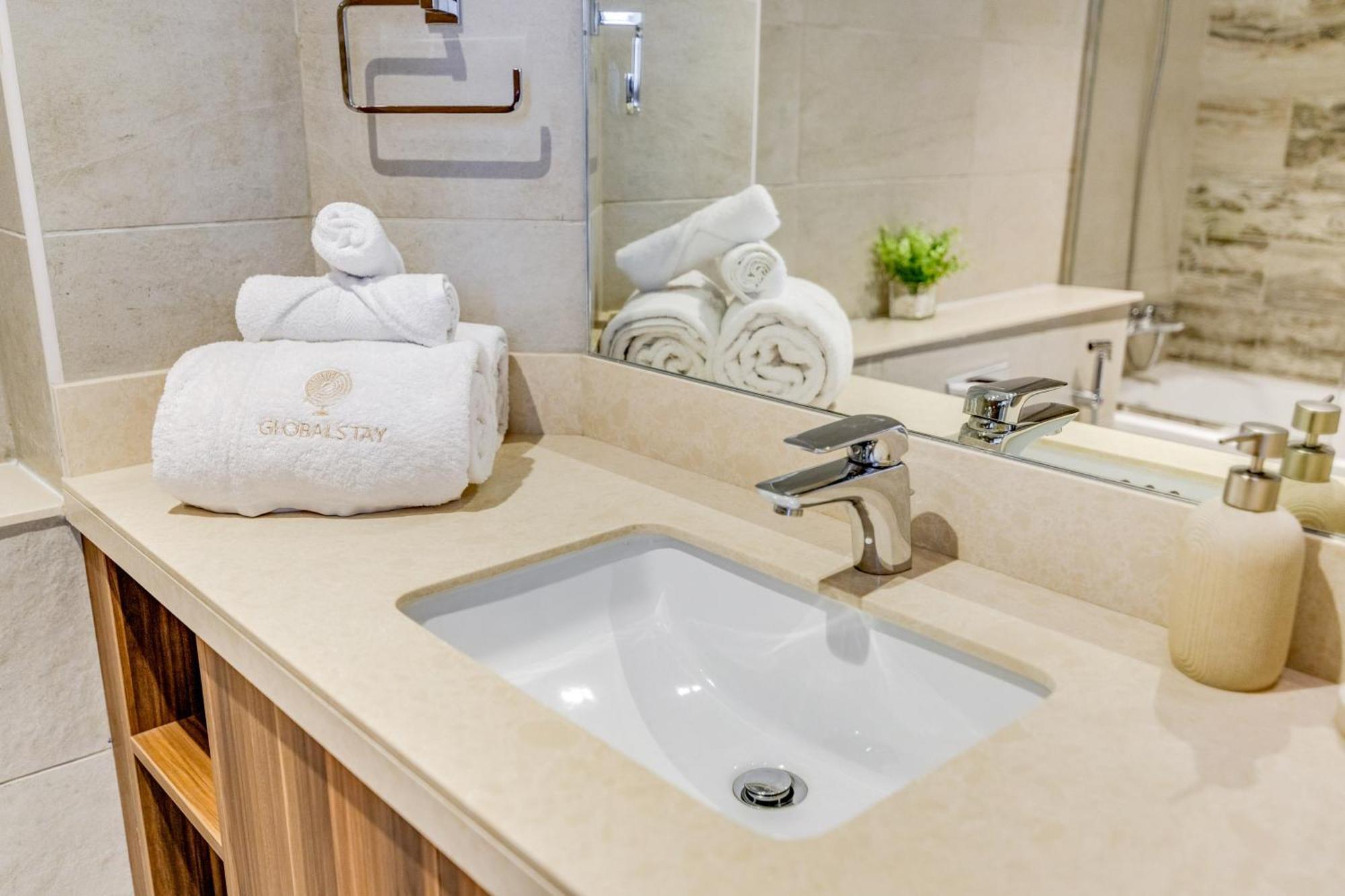 Luxury Azizi Mina Beachfront Apartments Dubai Exterior photo